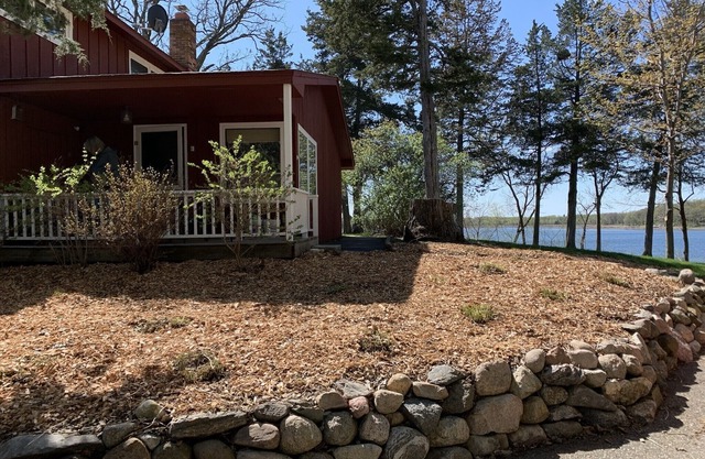 Maple Hill Lodge on Clearwater Lake. Pool, Beach and Boat Slip! (Annandale)