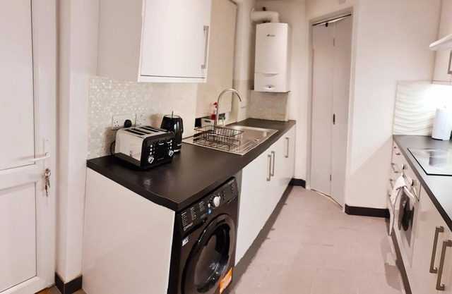 Maple House - Inviting 1-bed Apartment in London