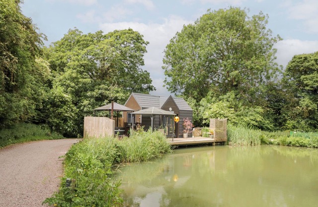 MAPLE LODGE AT BRIDGE LAKE FARM & FISHERY in Chacombe