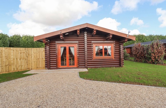 MAPLE LODGE, family friendly, with pool in Greetham, Rutland