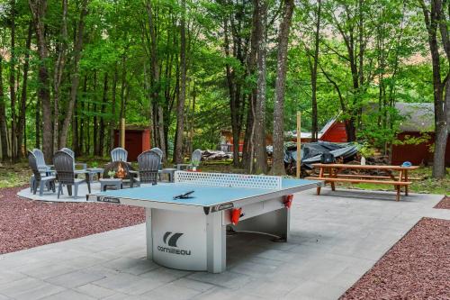 Maple Oasis by AvantStay Newly Built w Hot Tub Game Room Fire Pit