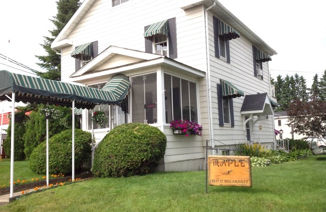 Maple Tourist Home Bed & Breakfast