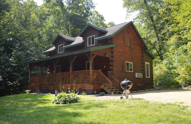 Maplewood Cabin: Secluded Romance with Private Hot Tub while Star Gazing.