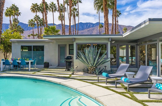 Marcia! Marcia! Marcia! - Fabulous Mid Mod Vacation Home!