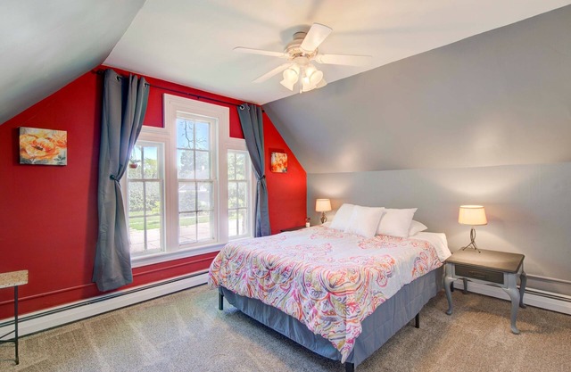 Marigold Apartment - Cute Loft 5 Minutes to Marina