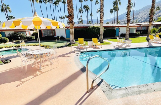 Marilyn meets Frank Midcentury Modern Palm Springs Center Deluxe Bungalow Pool !