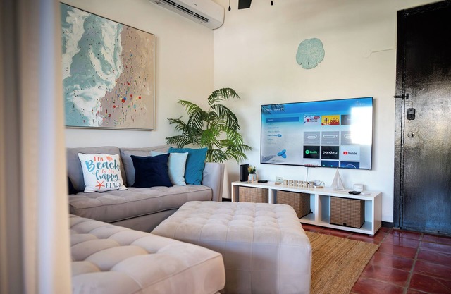 Marina View Apt! Walk to Boat Tours, Local Bakery,Nearby Beach & Much More!