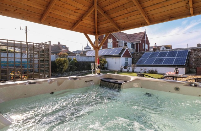MARINE HOUSE, pet friendly, character holiday cottage in Pevensey Bay