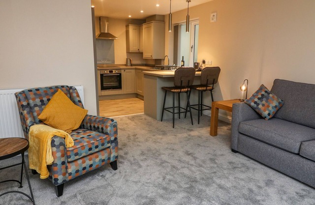 MARKET LOUNGE, romantic, character holiday cottage in Clitheroe
