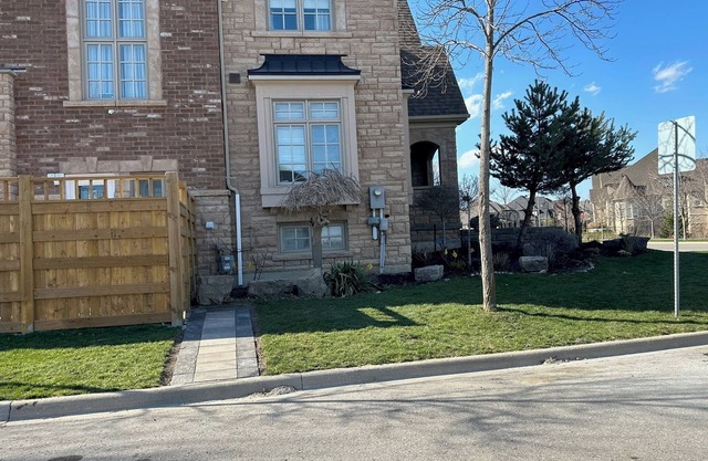 Markham Comfort Stay – 3 King Beds, 2 Baths, Close to Golf & Trails