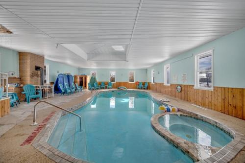 Marmora and Lake Inn Superior Apartment- Sleeps 13 guests