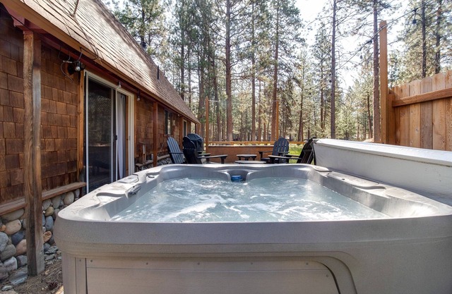 Martingale Lodge Cozy 3 bdrm, 2 bath, Sisters Oregon, private hot tub, backyard