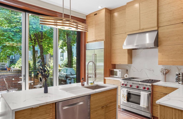 Marvelous 6-bedroom apartment with Chef's Kitchen and Backyard Access in NYC