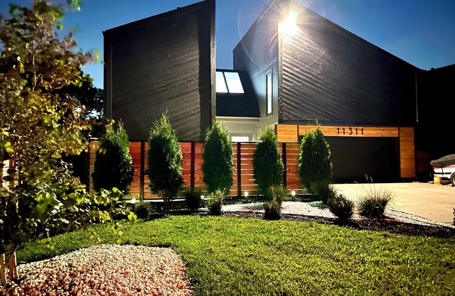 Marvelous Modern Spacious 4-bedroom house near interstate and Top Golf.