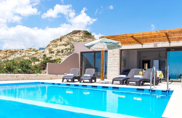 Mary 3, Waterfront villa,Private pool,Tavern
