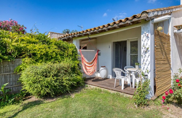 'Mas Des Cypres - Mazet 4' with Private Terrace, Shared Garden and Wi-Fi
