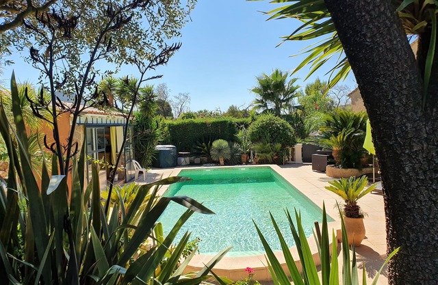 Mas provencal, with swimming pool, pool house, near the sea, trade