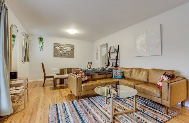 Massive House 10 Minutes From Downtow, King Beds, Hot Tub, Pool Table, 70in TVs!