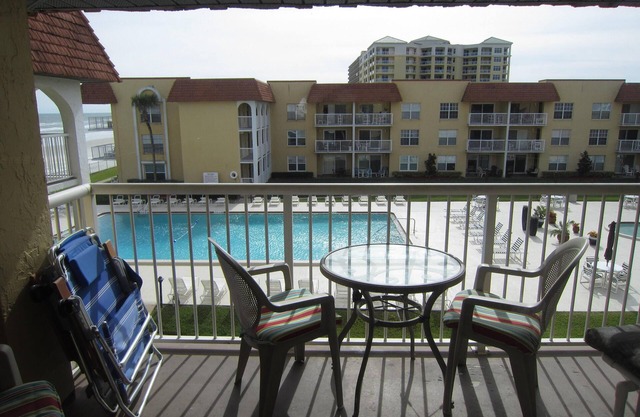 Master Suite KING SIZE BED, Guest bedroom two FULL SIZE beds. Family discounts.