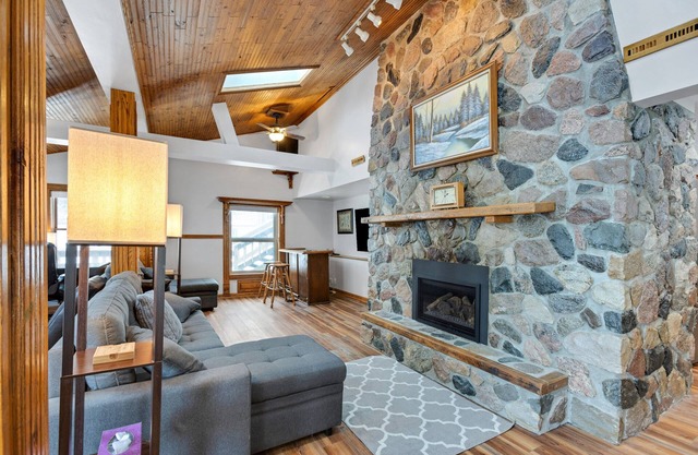 Maston Lake Cottage:Paddle, Swim & Soak Up the Sun at This Summer Retreat!
