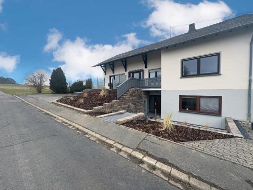 Maxi-Apartment Bodanum - mit eigener Terrasse - naturnahe Ortsrandlage - VDSL - 10 min zum Nürburgring