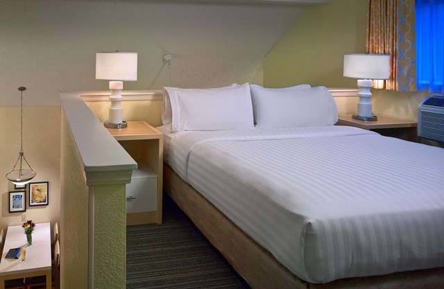 Maximum Comfort and Styles! Free Parking, Onsite Swimming Pool, Pets Allowed