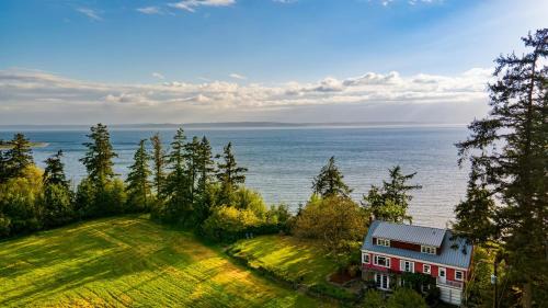 Maxwelton Aerie Bluffside Retreat w Sweeping Puget Sound Views Firepit
