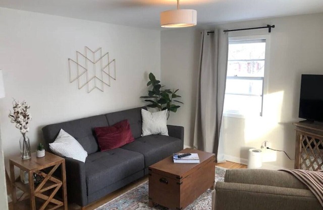 Mayo Discount! 2 main floor bedrooms and bath. Recliner. 6 blocks to Mayo Clinic