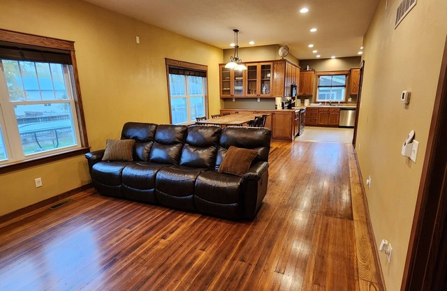Mayor's Manor - with everything you need in a homebase get away. Pet friendly.