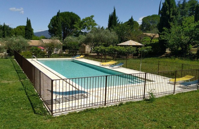 Mazet Avec Piscine Chauffée et Clôturée Commune
