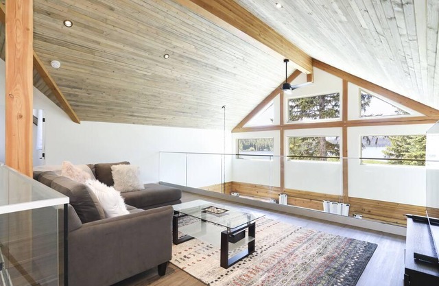 McCulloch Lake Resort -Chalet 2 PRIVATE HOTTUB, 4 Bedroom, 2 Livingroom, 3 Bath