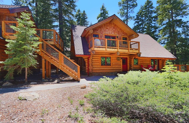 McKinney Creek Cabin - Total of 5 bedrooms, 3 baths - Walk to Chambers