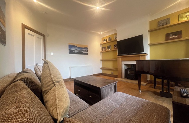 MCLAREN HOUSE, pet friendly, with a garden in Stirling