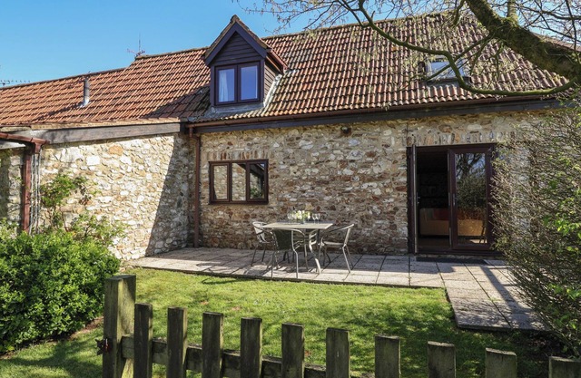 MEADOW COTTAGE, pet friendly, character holiday cottage in Upottery