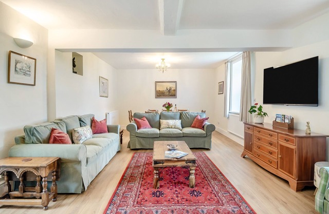 Meadow Farmhouse - Five Bedroom House, Sleeps 10