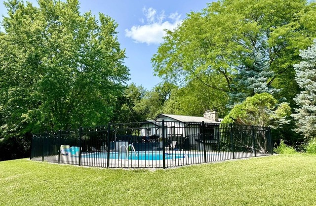 Meadow Hill: Central 3/3 | 2 Fenced Acres |Pool | Walk to Beach