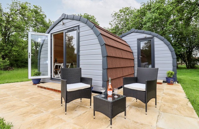 MEADOW LODGE @ BERRYS PLACE FARM, romantic in Churcham