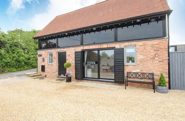 MEADOW VIEW BARN, family friendly, with a garden in Bere Regis