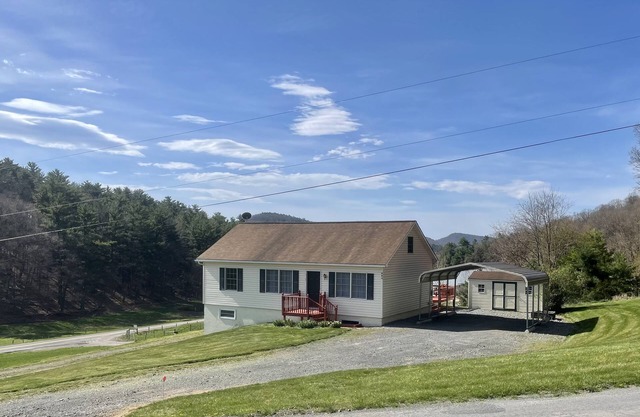 Meadow View: cozy rural home 2 miles away from Fisher Mountain Golf Course!