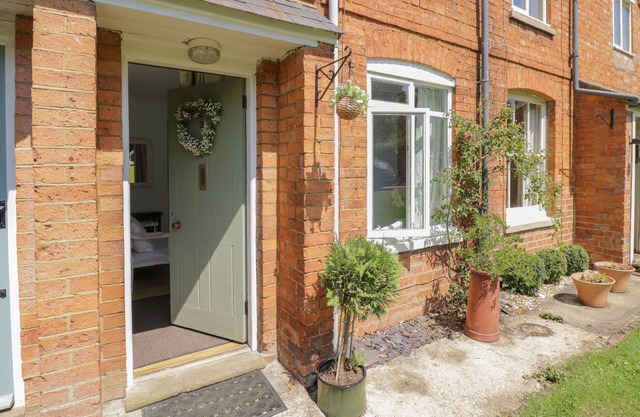 MEADOW VIEW, pet friendly, with a garden in Banbury