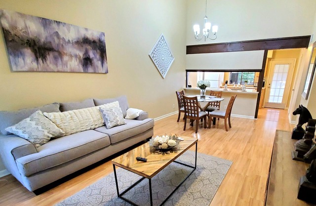 Medical Center, Gorgeous Condo Centrally located must see!
