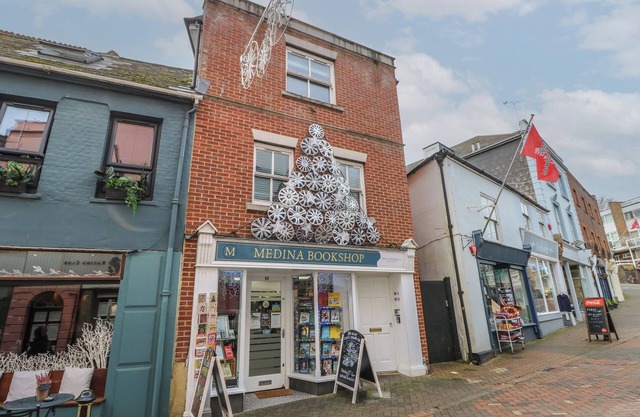 MEDINA BY THE SOLENT, pet friendly, country holiday cottage in Cowes