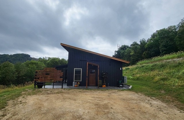 Mee Mee's Cabin Retreat- River, nature, small town, Hot Tubn