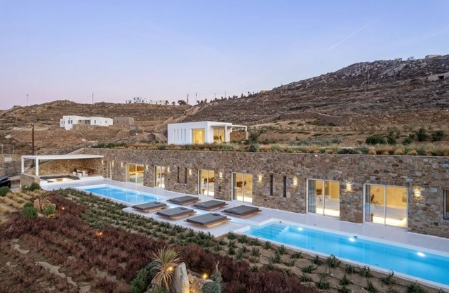 Mega Mansion II - Six Bedroom Villa Sleeps 13 - Walking distance from the beach