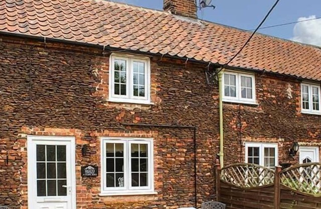 MEGGIE'S COTTAGE, romantic, character holiday cottage in Dersingham