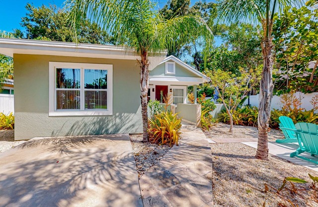 Mellow Memories | Sun-filled house in Sarasota with al fresco dining & hammock