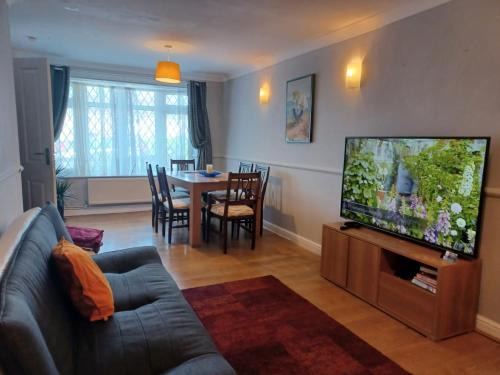 Melo House Grove Huku Kwetu - 4 Bedroom in Dunstable- Outdoor lounge-Free Wifi- 15km away from the Luton Airport & close to Woburn Abbey