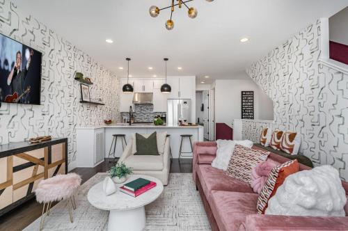 Melody Row-2 Unit Combo w/Hot Tub-Mins to Broadway