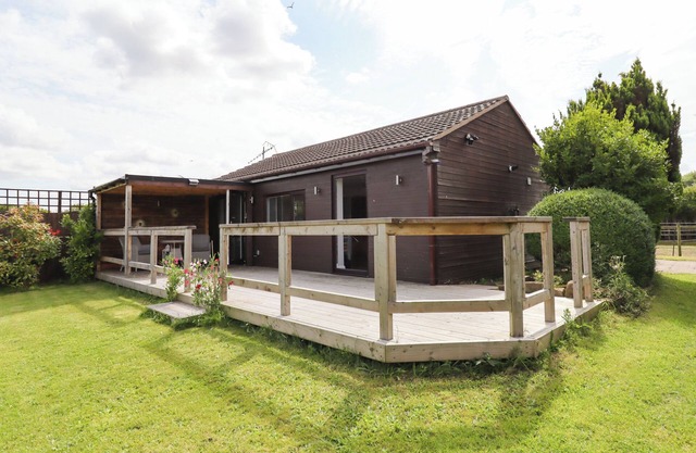 MEOLS HOLIDAY LODGE, romantic, country holiday cottage in Meols