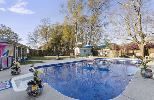 Mermaid Dreams: Spacious 3 bedrooms 2.5 bath with pool ALL in golf cart district